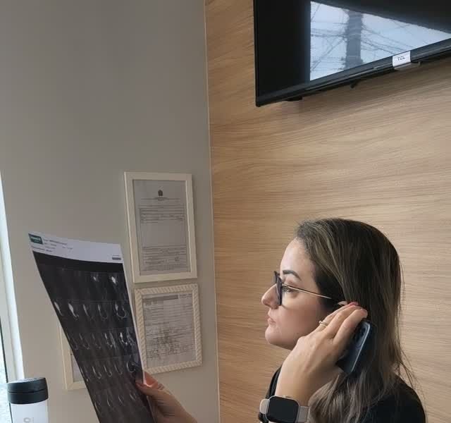 Fisioterapeuta analisando uma radiografia no consultório